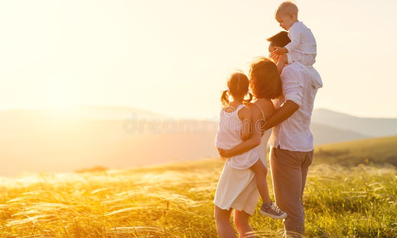 Famiglia felice: madre, padre, bambini figlio e figlia su sunse fotografia stock libera da diritti