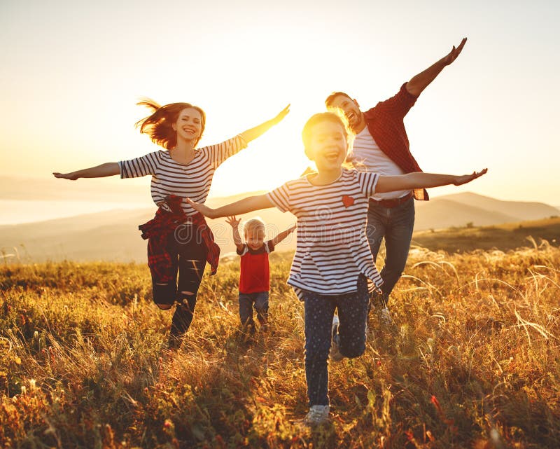 Famiglia felice: madre, padre, bambini figlio e figlia sul tramonto immagine stock libera da diritti