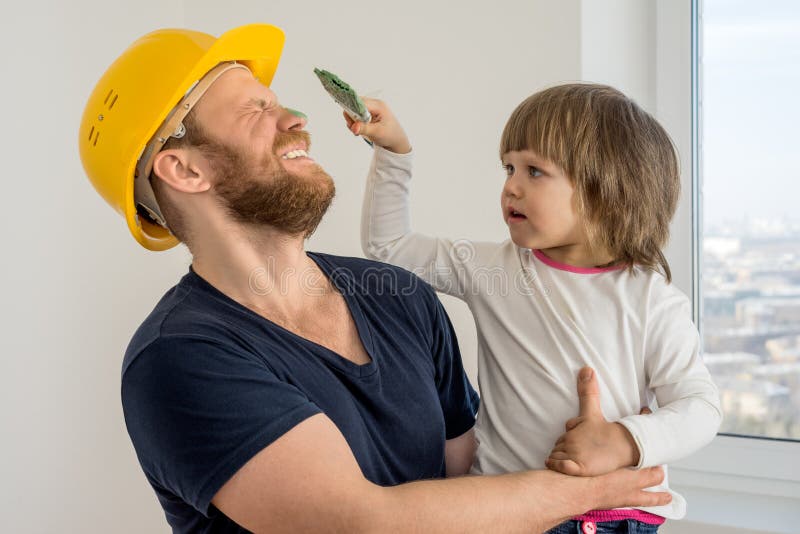 Famiglia felice, muratore in casco e piccolo bambino fotografia stock libera da diritti Famiglia felice, muratore in casco e piccolo bambino fotografia stock libera da diritti
