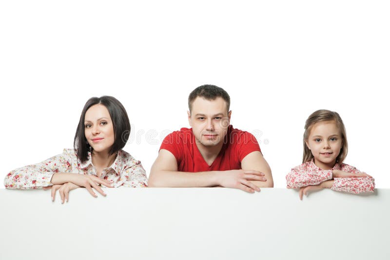Famiglia felice sopra il tabellone per le affissioni fotografia stock Famiglia felice sopra il tabellone per le affissioni fotografia stock