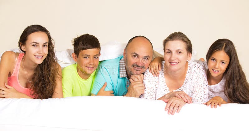 Famiglia felice sotto la coperta fotografia stock Famiglia felice sotto la coperta fotografia stock