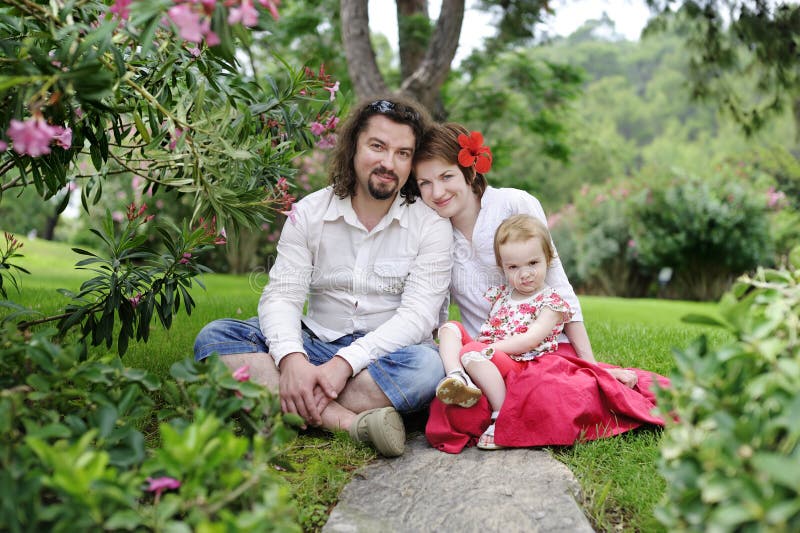 Famiglia felice in un paesaggio tropicale immagine stock libera da diritti Famiglia felice in un paesaggio tropicale immagine stock libera da diritti