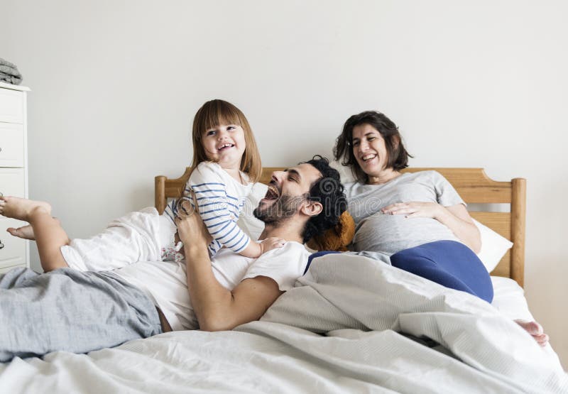 Famiglia incinta che spende insieme tempo fotografie stock libere da diritti Famiglia incinta che spende insieme tempo fotografie stock libere da diritti
