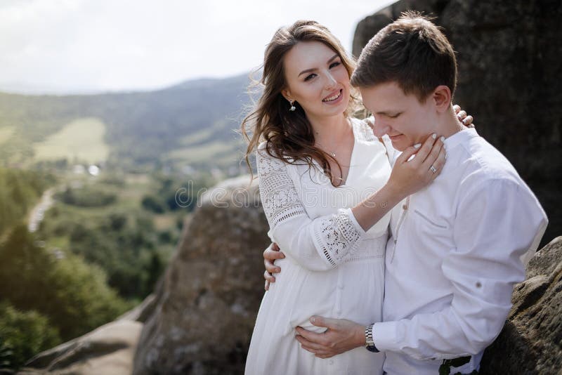Famiglia incinta felice divertendosi tempo in natura di estate fotografia stock Famiglia incinta felice divertendosi tempo in natura di estate fotografia stock