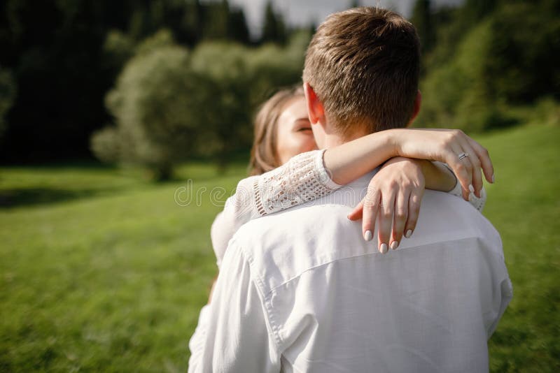 Famiglia incinta felice divertendosi tempo in natura di estate fotografia stock Famiglia incinta felice divertendosi tempo in natura di estate fotografia stock