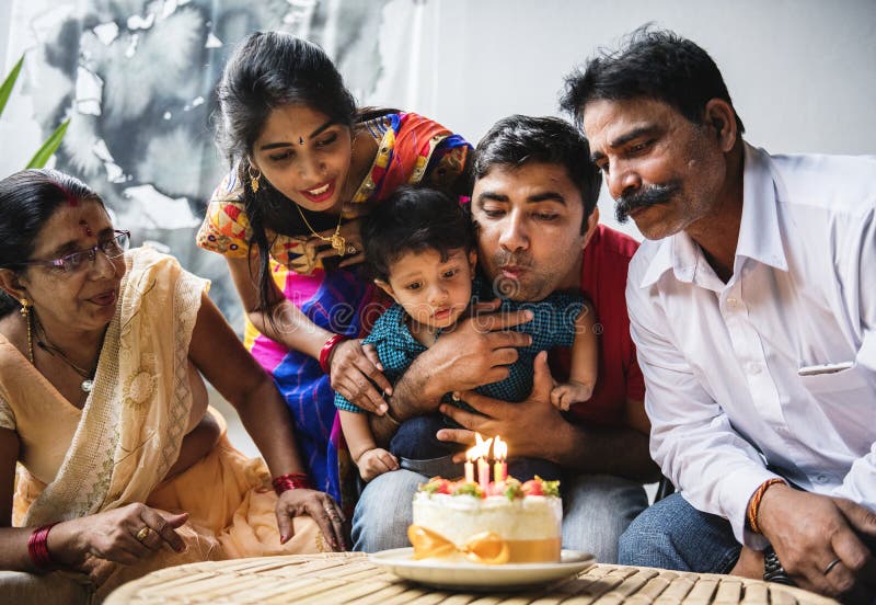 Famiglia indiana che celebra una festa di compleanno fotografie stock libere da diritti Famiglia indiana che celebra una festa di compleanno fotografie stock libere da diritti
