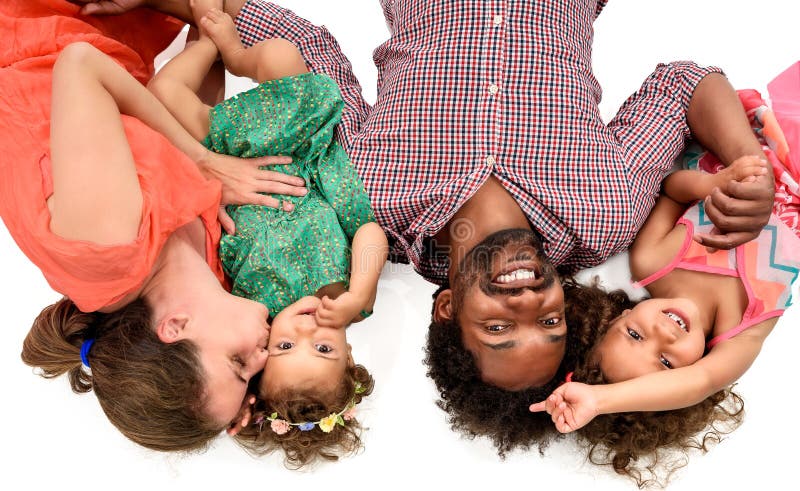 Famiglia interrazziale felice isolata su bianco immagine stock Famiglia interrazziale felice isolata su bianco immagine stock