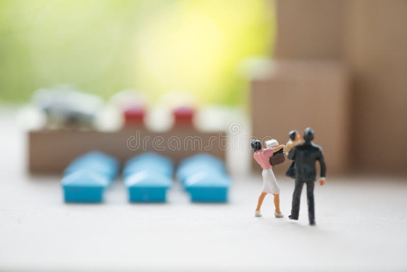 Famiglia miniatura che esamina casa come proprietà concetto di decisione comprare una proprietà residenziale immagini stock libere da diritti Famiglia miniatura che esamina casa come proprietà concetto di decisione comprare una proprietà residenziale immagini stock libere da diritti