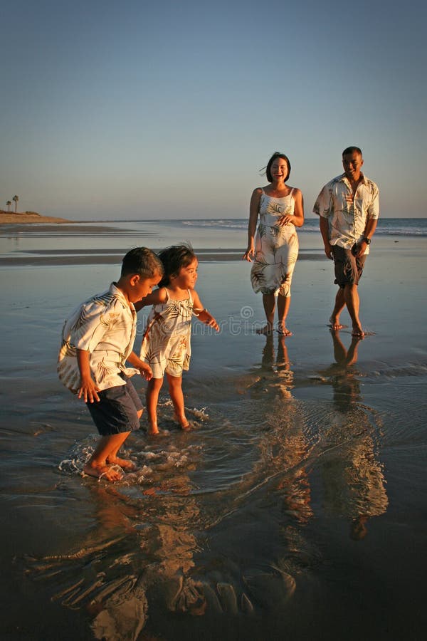 Famiglia Multi-racial sulla spiaggia