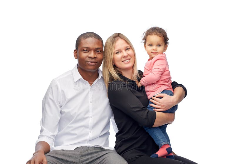 Famiglia multirazziale felice con il piccolo bambino fotografie stock Famiglia multirazziale felice con il piccolo bambino fotografie stock