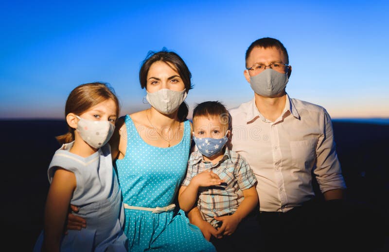 Famiglia nelle maschere durante la pandemia