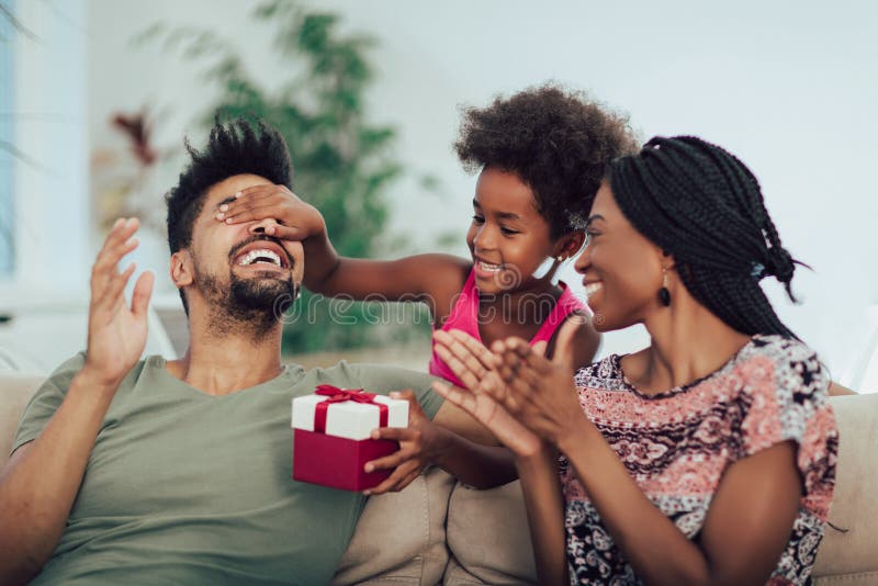 Famiglia nera felice a casa fotografie stock