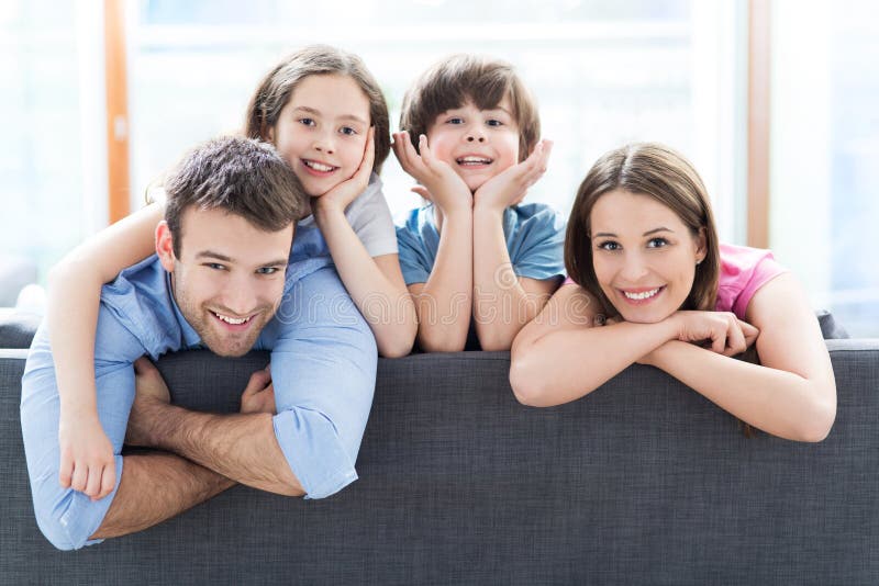 Famiglia sorridente sul sofà