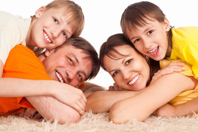 Famiglia sveglia su moquette immagini stock libere da diritti Famiglia sveglia su moquette immagini stock libere da diritti