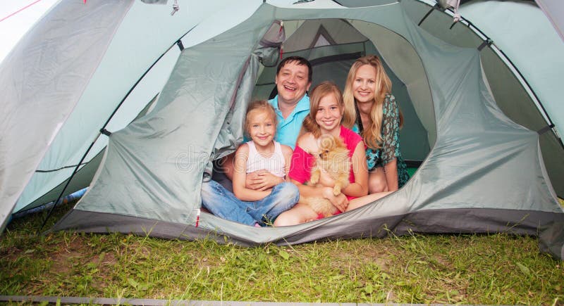 Famiglia in una tenda ad estate immagine stock Famiglia in una tenda ad estate immagine stock