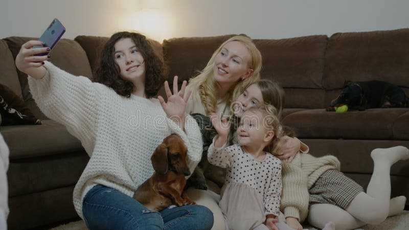 Famiglie che si fanno il selfie con animali domestici e siedono sul divano nella stanza di casa di sposo. stock footage