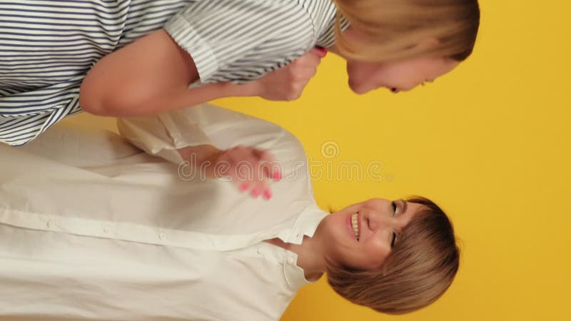 Famiglie verticali legate a figlie felici archivi video