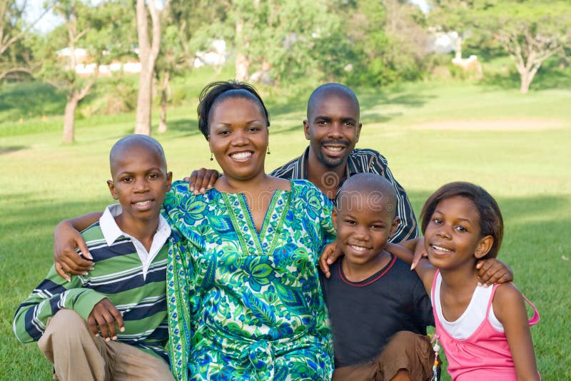 Familia africana feliz imagen de archivo