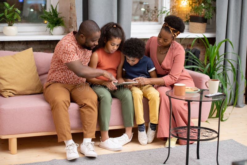 Familia Africana Joven De Película De Observación Del Hijo Y La Hija De La  Madre Del Padre En Casa Imagen de archivo - Imagen de gente, hembras:  203380575