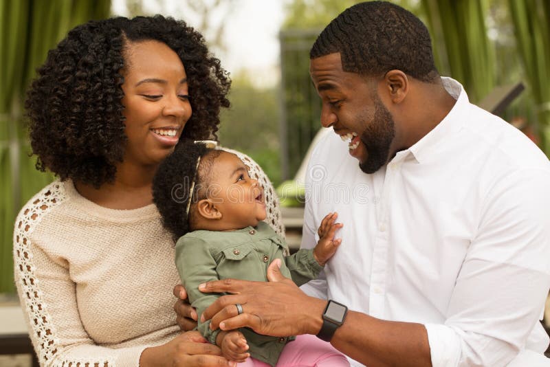 Familia afroamericana feliz con su bebé