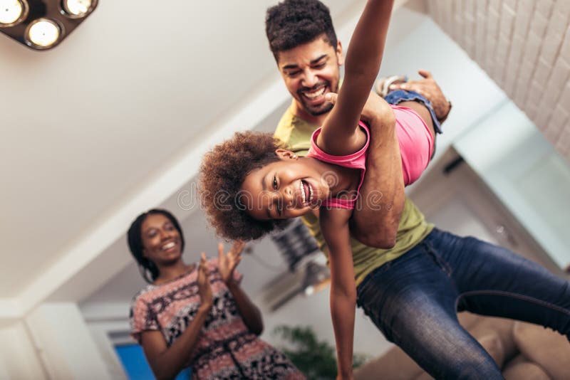 Familia afroamericana que pasa el tiempo junto en casa foto de archivo libre de regalías Familia afroamericana que pasa el tiempo junto en casa foto de archivo libre de regalías