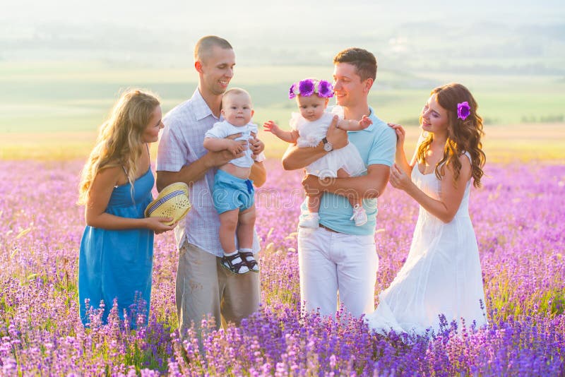 Familia amistosa dos en un campo de la lavanda imagenes de archivo Familia amistosa dos en un campo de la lavanda imagenes de archivo
