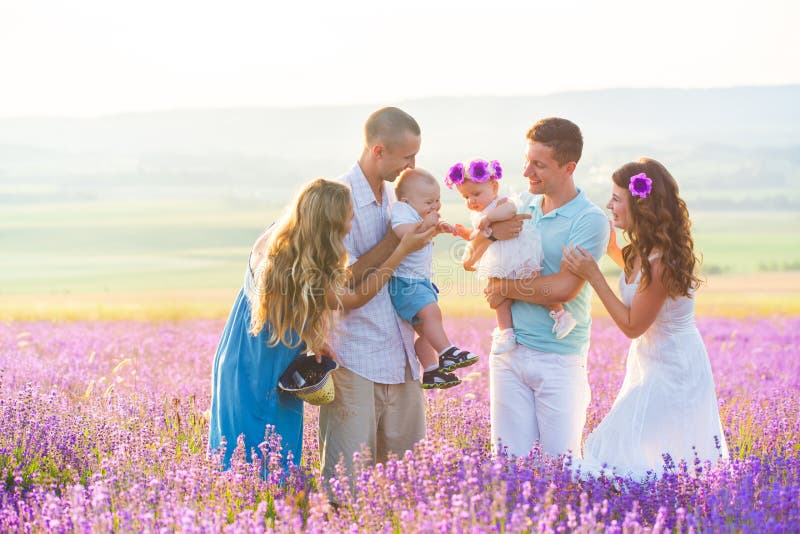 Familia amistosa dos en un campo de la lavanda imágenes de archivo libres de regalías Familia amistosa dos en un campo de la lavanda imágenes de archivo libres de regalías