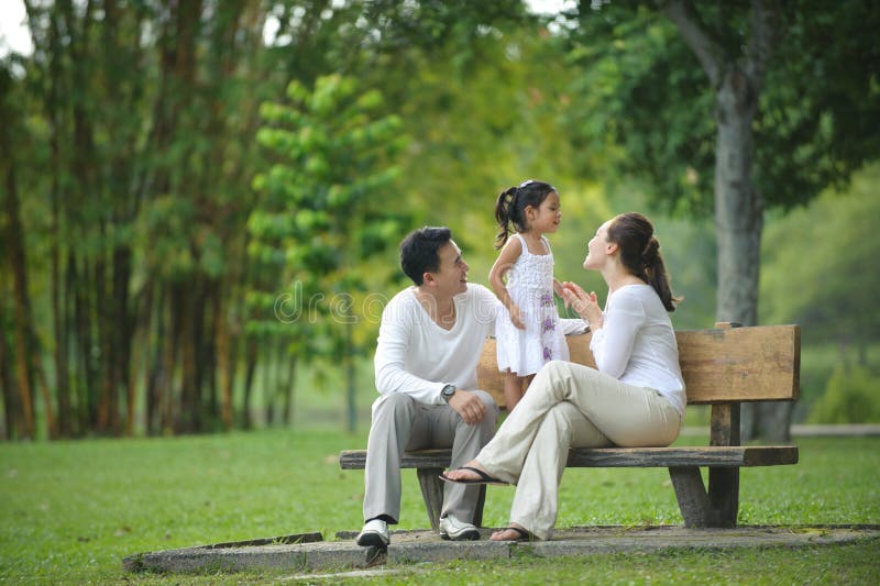 Familia asiática feliz fotografía de archivo libre de regalías Familia asiática feliz fotografía de archivo libre de regalías