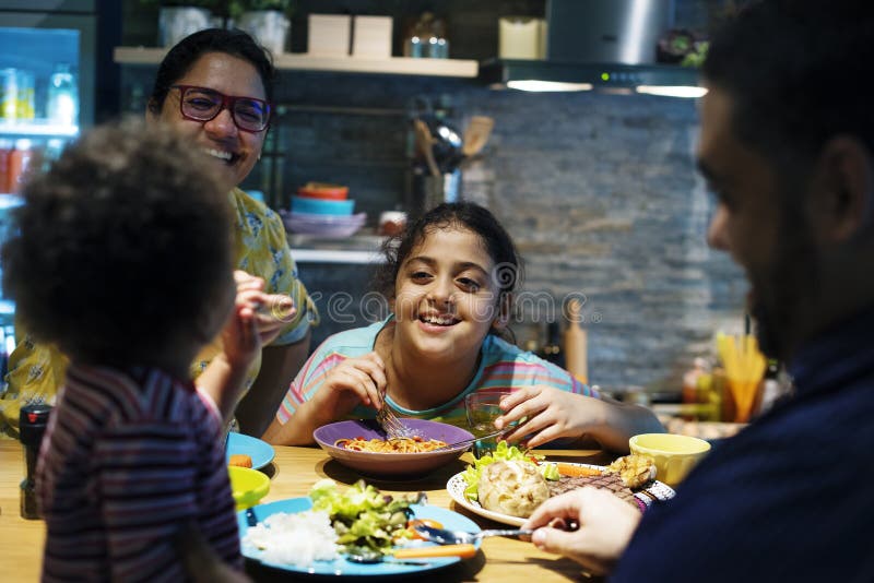 Familia brasileña que come la cena junto fotografía de archivo libre de regalías Familia brasileña que come la cena junto fotografía de archivo libre de regalías