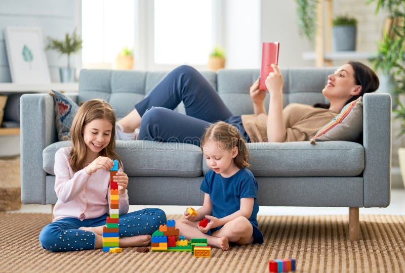 Familia cari?osa feliz fotografía de archivo Familia cari?osa feliz fotografía de archivo