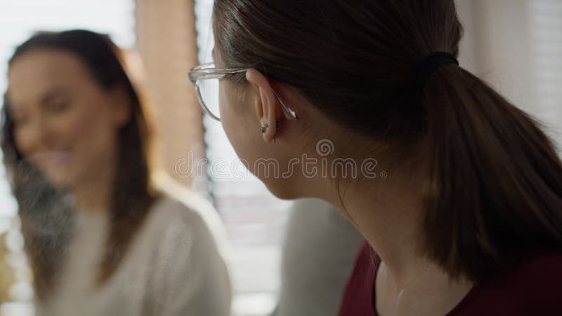 Familia caucásica que pasa tiempo juntos cocinando sopa. almacen de video