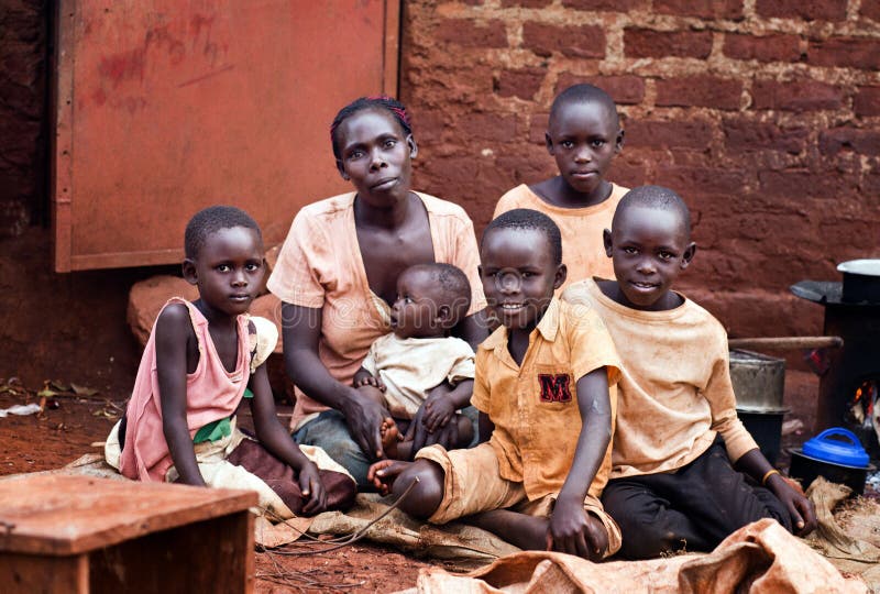 Familia cerca de Jinja en Uganda fotografía de archivo libre de regalías Familia cerca de Jinja en Uganda fotografía de archivo libre de regalías
