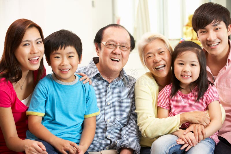 Familia china multigeneración que se relaja en el país foto de archivo