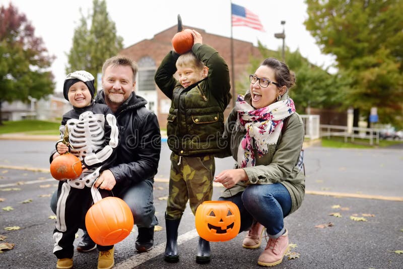 Familia con dos niños en el partido tradicional para las celebraciones Halloween cerca de Nueva York imagenes de archivo Familia con dos niños en el partido tradicional para las celebraciones Halloween cerca de Nueva York imagenes de archivo