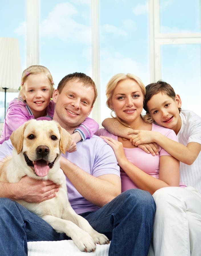 Familia con el perro Familia con el perro