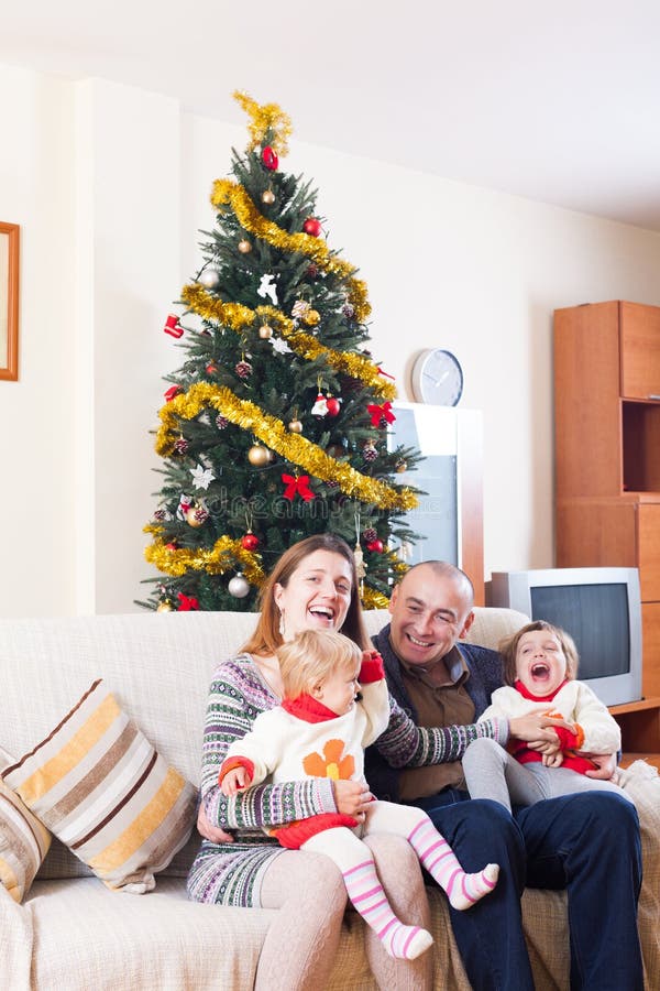 Familia con el árbol de navidad fotografía de archivo libre de regalías Familia con el árbol de navidad fotografía de archivo libre de regalías