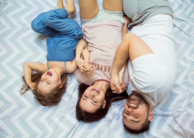 Familia con la hija que se divierte en casa, el concepto de un feliz fotos de archivo Familia con la hija que se divierte en casa, el concepto de un feliz fotos de archivo