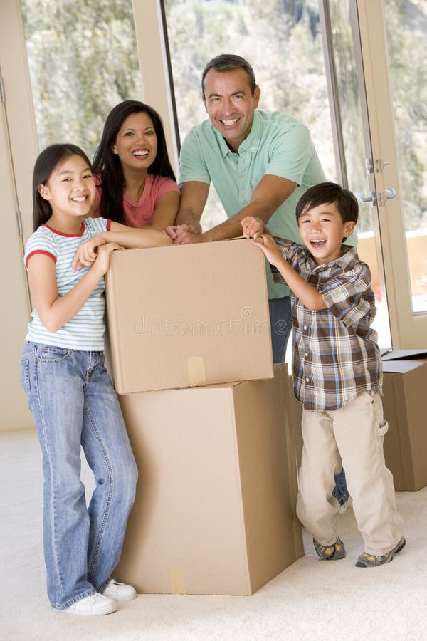 Familia con los rectángulos en la nueva sonrisa casera imagenes de archivo Familia con los rectángulos en la nueva sonrisa casera imagenes de archivo