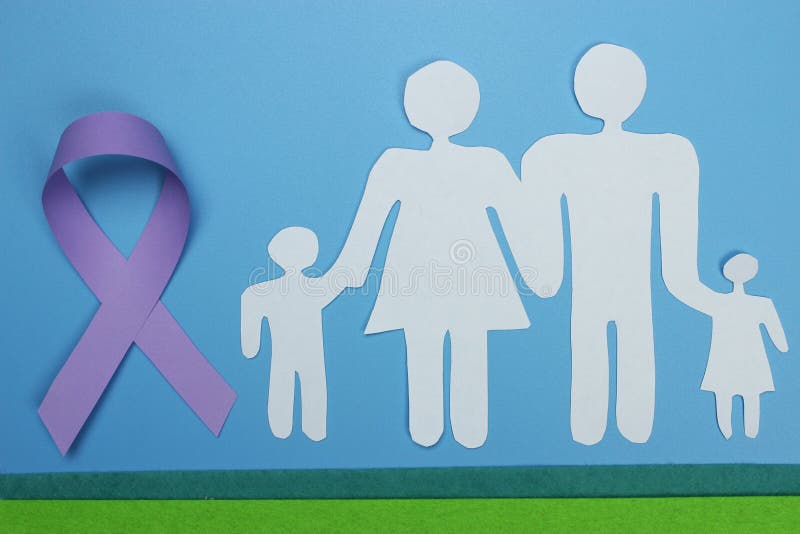 Familia cortada de papel y cinta púrpura para crear conciencia sobre la enfermedad del Alzheimer fotografía de archivo libre de regalías Familia cortada de papel y cinta púrpura para crear conciencia sobre la enfermedad del Alzheimer fotografía de archivo libre de regalías
