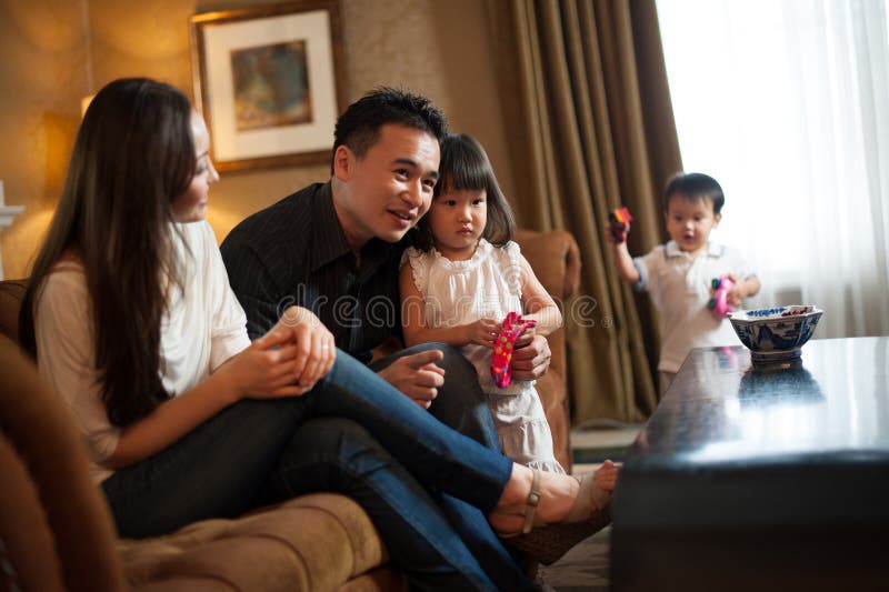 Familia de cuatro miembros asiática atractiva imagenes de archivo