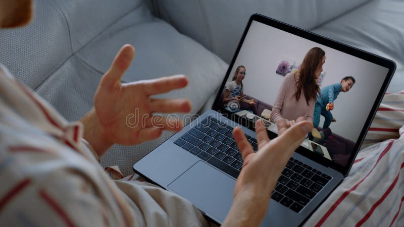 Familia de distancia hablando en línea. mujer positiva habla a los niños en segundo plano almacen de video