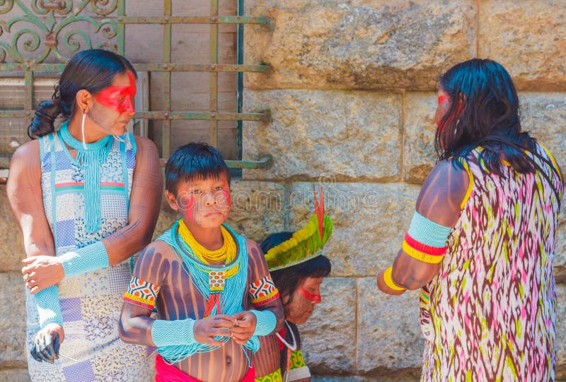 Familia de indios brasileños nativos en la reunión entre los indígenas