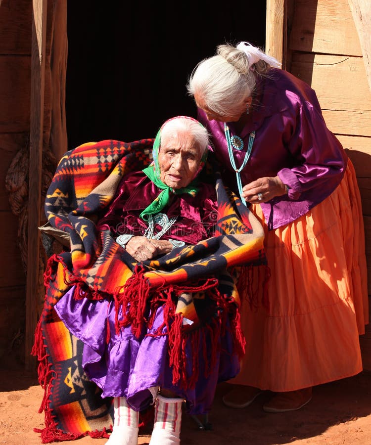 Familia de Navajo de 2 mujeres delante de la choza tradicional foto de archivo libre de regalías Familia de Navajo de 2 mujeres delante de la choza tradicional foto de archivo libre de regalías