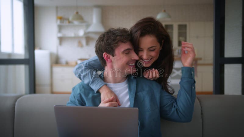 Familia de pareja caucásica en casa hombre independiente marido novio laptop que trabaja lejos en el juego de video juego de sofá almacen de metraje de vídeo