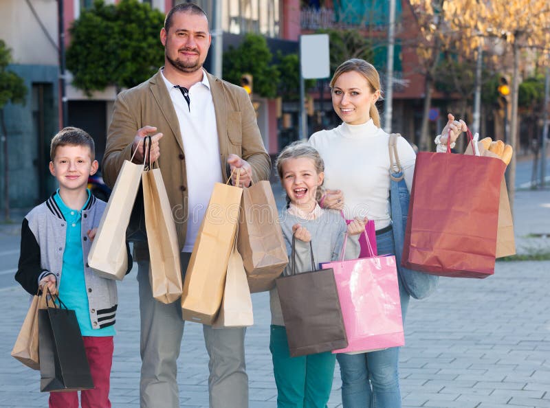 familia del ¿del ï” que hace compras feliz junto fotografía de archivo libre de regalías familia del ¿del ï” que hace compras feliz junto fotografía de archivo libre de regalías