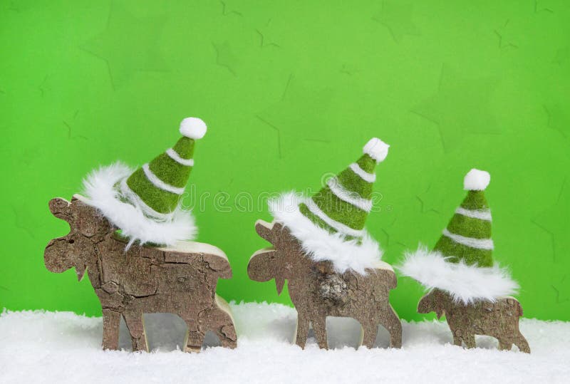 Familia del reno en el fondo de madera verde y blanco w de la Navidad fotos de archivo libres de regalías Familia del reno en el fondo de madera verde y blanco w de la Navidad fotos de archivo libres de regalías