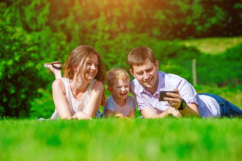 Familia Disfrutando De La Vida Junta Foto de archivo Imagen de