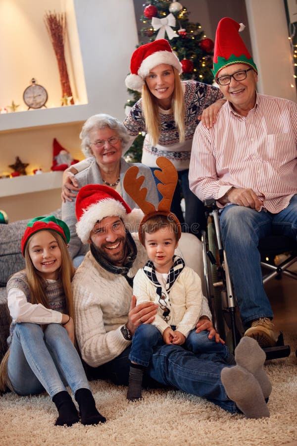 Familia, días de fiesta, generación, concepto de la Navidad y de la gente - fam foto de archivo libre de regalías Familia, días de fiesta, generación, concepto de la Navidad y de la gente - fam foto de archivo libre de regalías