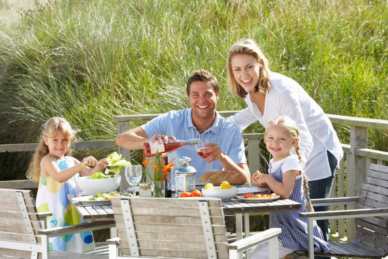 Familia el vacaciones que come al aire libre