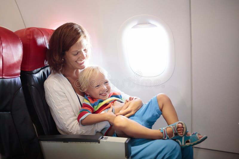 Familia en avión. mosca madre e hijo imagen de archivo